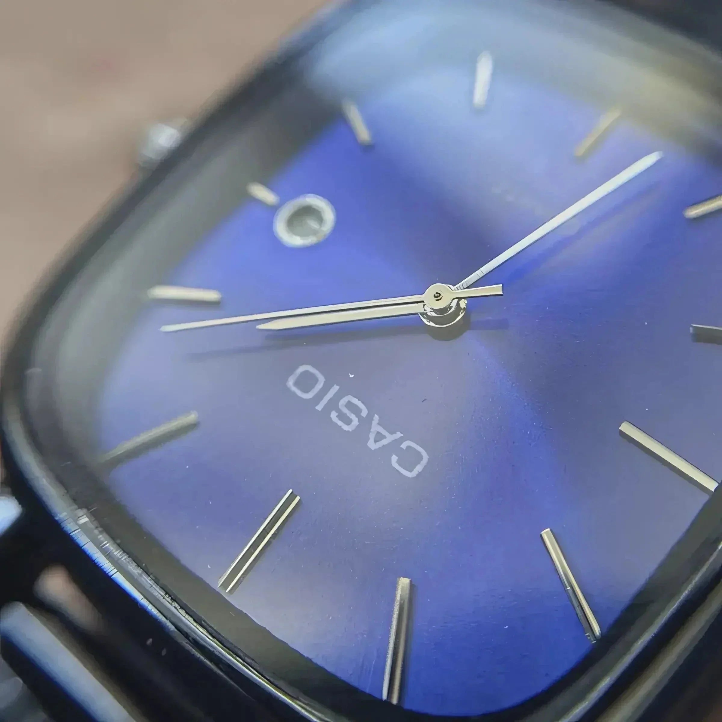 C A S I O Luxurious 36mm Watch - Water Resistant | Transferred steel Relógio CASIO Luxurious 36mm - Unissex Resistente à água | Aço Inoxidável Luxvian